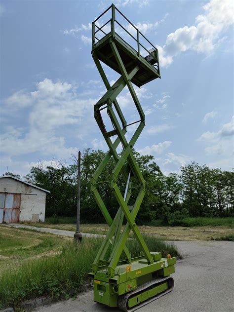 Nožnicová plošina pri práci