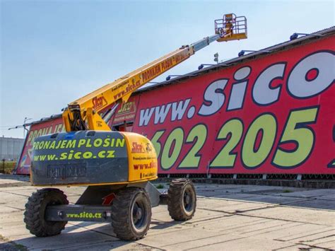 Teleskopická plošina s vysunutým ramenom