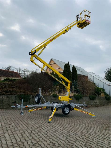 Teleskopicko-kĺbová plošina pracujúca okolo prekážky