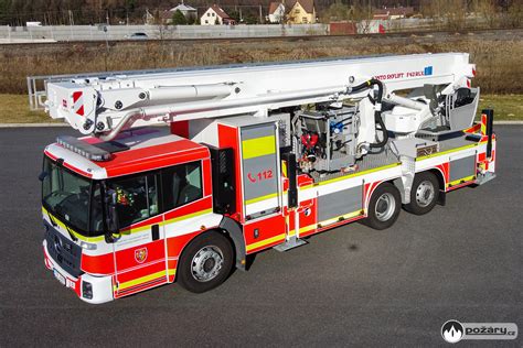 Automobilová plošina pri práci na pouličnom osvetlení