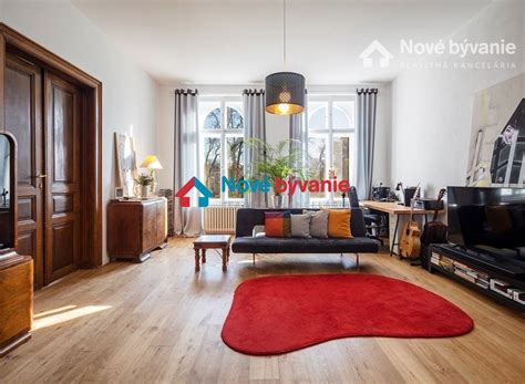 Interiér bytu s dôrazom na vysoké stropy a priestrannú obývaciu izbu