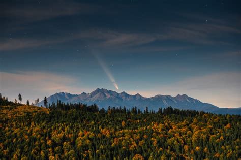 Fotografia horského prostredia s chatkami