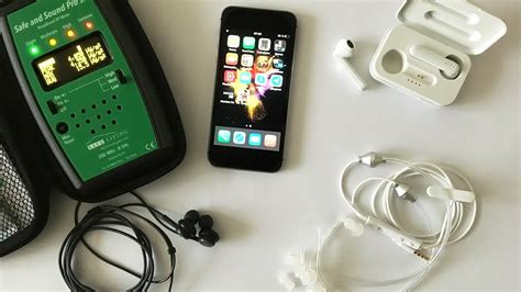 Ilustrácia rôznych typov slúchadiel pripojených k iPhonu