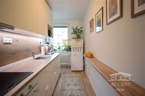 Interiér novo zrekonštruovaného bytu s modernými podlahami