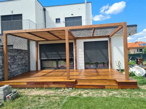 Ukážka drevenej verandy pri tehlovom dome