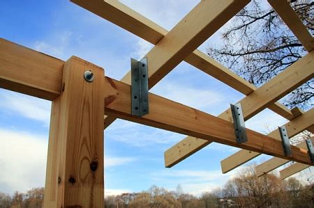 Zostavený rám verandy pripevnený k domu s podlahovými nosníkmi