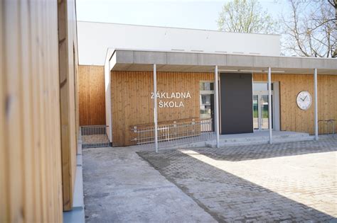 Pôdorys základnej školy s vyznačenými učebňami a sociálnymi zariadeniami