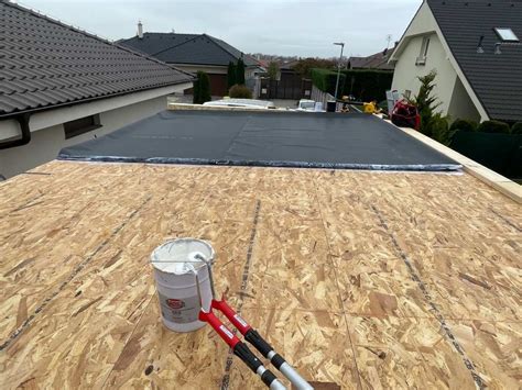 Ilustrácia aplikácie tekutej strešnej fólie štetcom