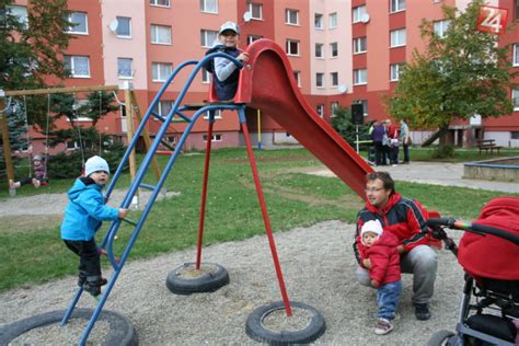 Deti hrajúce sa na modernom detskom ihrisku v Sekčove