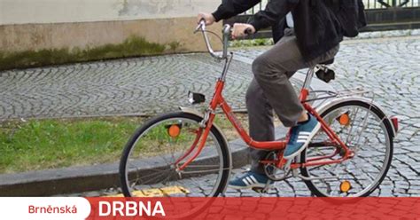 Cyklista na chodníku popri rieke Torysa v Prešove
