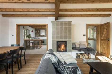 Interiér modernej drevenice s dôrazom na prírodné materiály