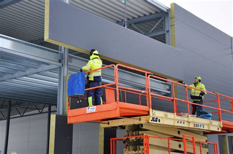 Ilustrácia montáže sendvičových panelov na oceľový skelet