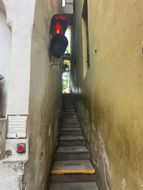 Úzka kamenná ulička v starom meste Rovinj