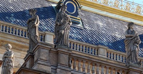 Detail sochy na fasáde Národného divadla