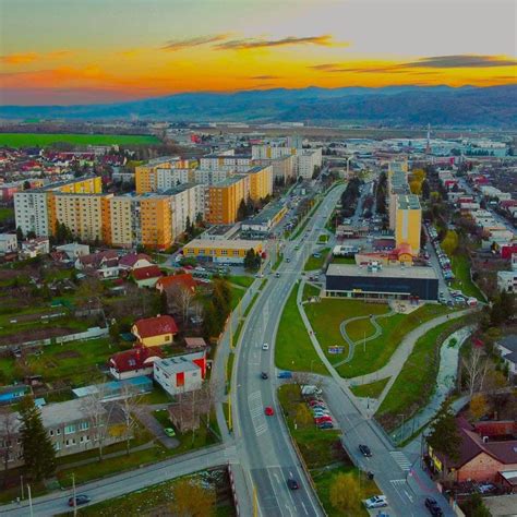 Ilustračná fotografia sídliskovej zástavby s parkom