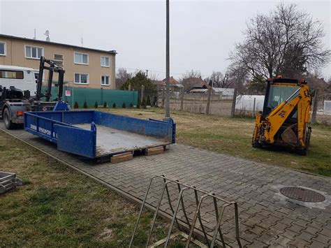 Rôzne typy stavebného odpadu pripravené na odvoz