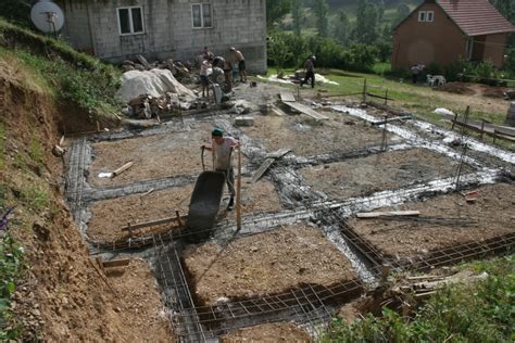 Proces betonáže základov rodinného domu