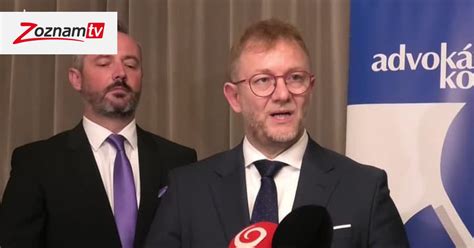 Ilustrácia zobrazujúca advokáta konzultujúceho s klientom