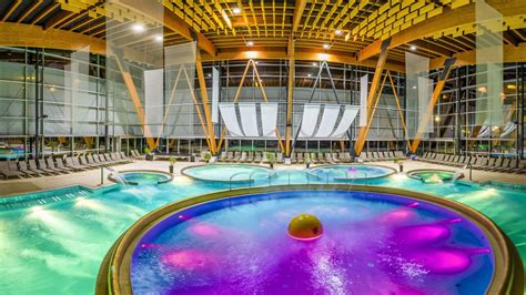 Interiér Aquacity Poprad s bazénmi a tobogánmi