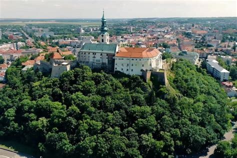 Nitra, Mostná ulica, pohľad na hradný kopec
