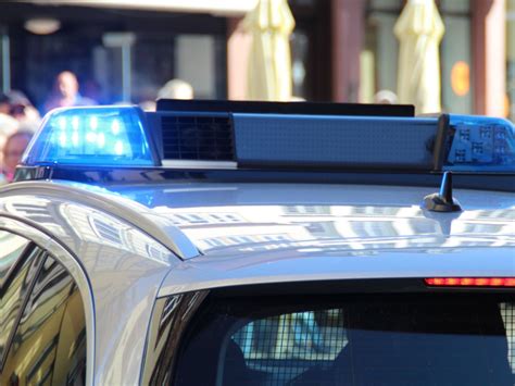 Ilustrácia znázorňujúca spokojnú rodinu pri prehliadke nového domu