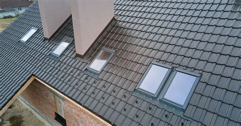 Porovnanie denného svetla v miestnostiach s bežnými oknami a strešnými oknami