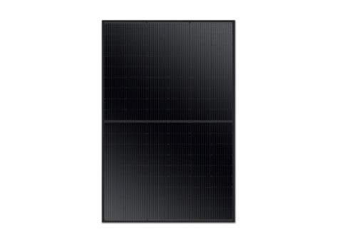 Detailný pohľad na znečistený solárny panel s viditeľnými škvrnami