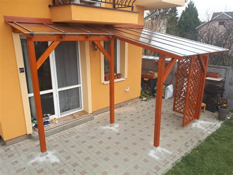 Polykarbonátový prístrešok nad terasou