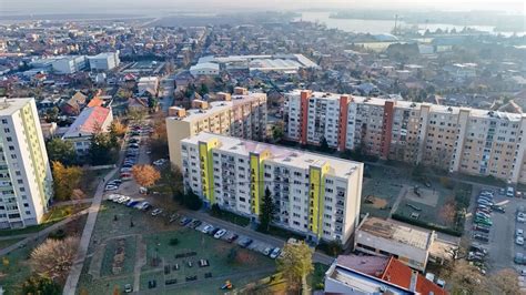 Ulica Hurbanova v Senici s alejmi stromov