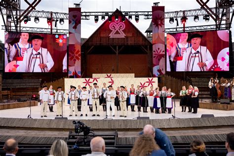 Účastníci Folklórneho festivalu Východná