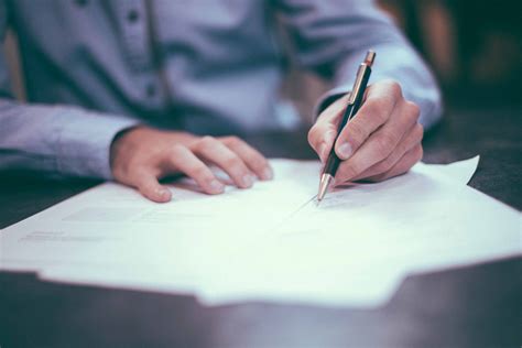 Ilustrácia osoby podpisujúcej dokument