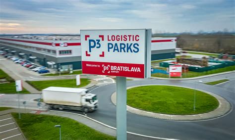 Logistický park s nákladnými autami a skladmi