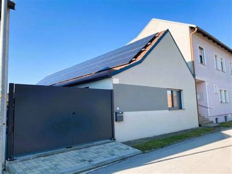 Ilustrácia nízkoenergetického rodinného domu s fotovoltaickými panelmi