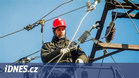 technik na stožiari vysokého napätia