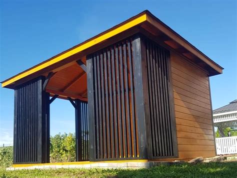 Moderný altánok s kovovou konštrukciou a kamenným obkladom