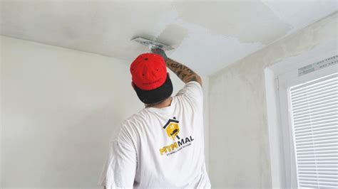 Proces nanášania hydroizolácie na stenu