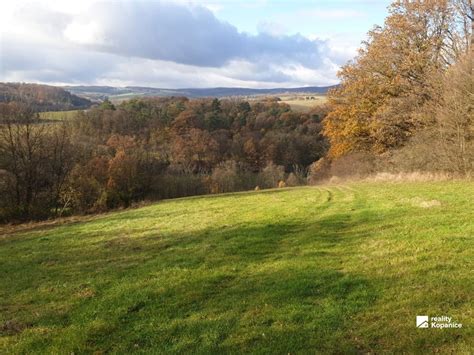 Ilustrácia znázorňujúca rôzne typy poľnohospodárskych pozemkov (orná pôda, lúka, sad)