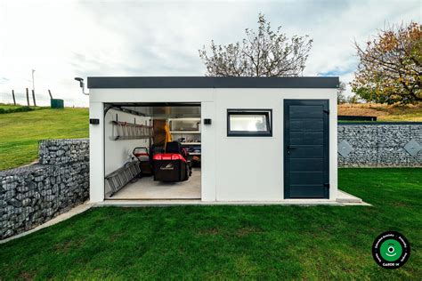 Interiér plechovej garáže s uloženým náradím