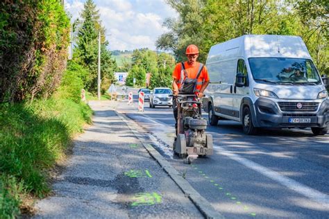 Ilustračná fotografia chodníka pri hlavnej ceste