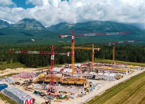 Stavenisko s rôznym stavebným vybavením