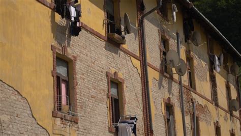 Zdevastovaná bytovka v časti Balkán