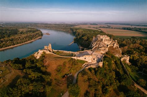 Panoramatický výhľad na hrad Devín a sútok Dunaja a Moravy