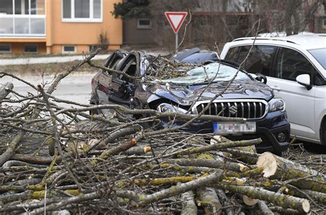 Ilustračná fotografia: Poškodené vozidlá v dôsledku silného vetra