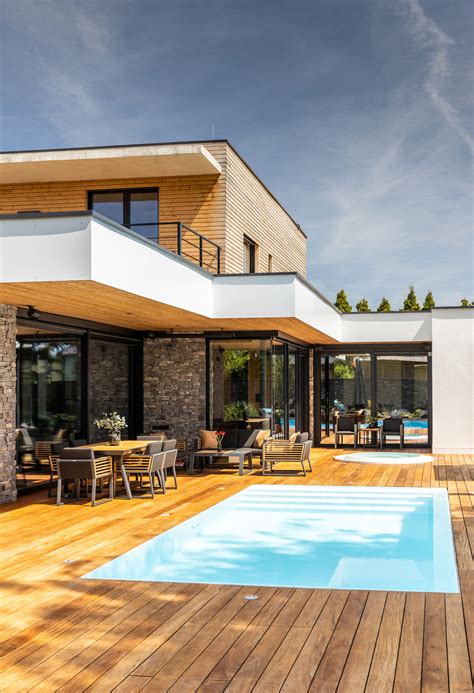 Exteriér luxusného domu s bazénom a záhradou