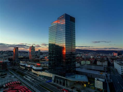 Ilustračná fotografia mesta s bytovými a kancelárskymi budovami