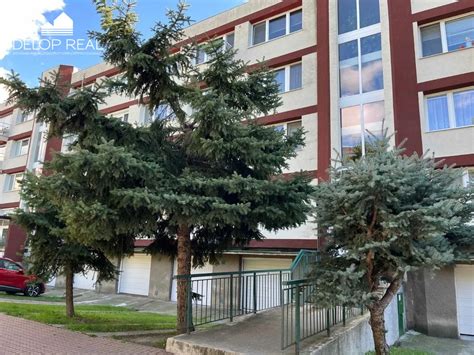 Exteriér bytového komplexu 25 Verde s množstvom zelene