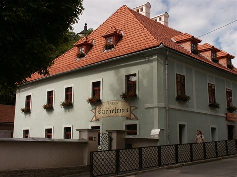 Graf s priemernými cenami ubytovania v Banskej Bystrici počas roka