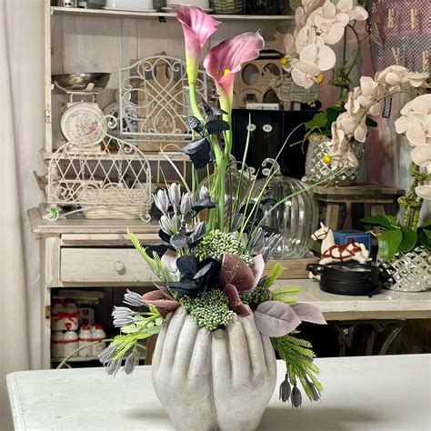 Dve ruky, jedna podáva druhej kvietok