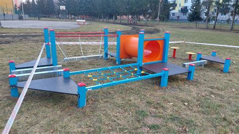 Vizualizácia detského ihriska s farebnými prvkami a trampolínami