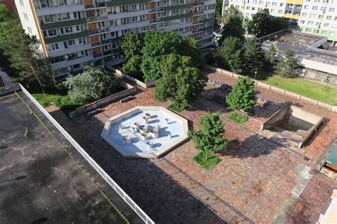 Detail pôvodnej terakotové dlažby na Jurigovom námestí